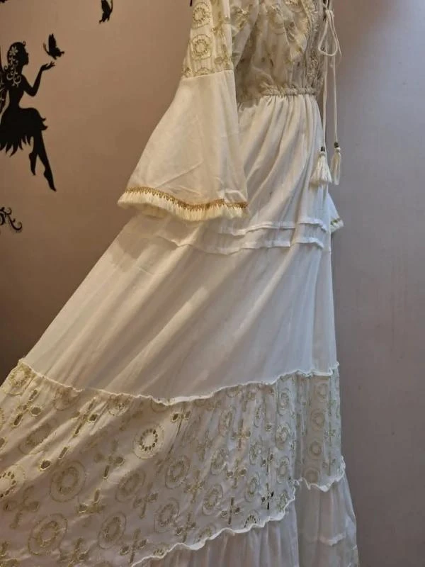 Lange witte katoenen jurk met gouden borduursels – photo 4